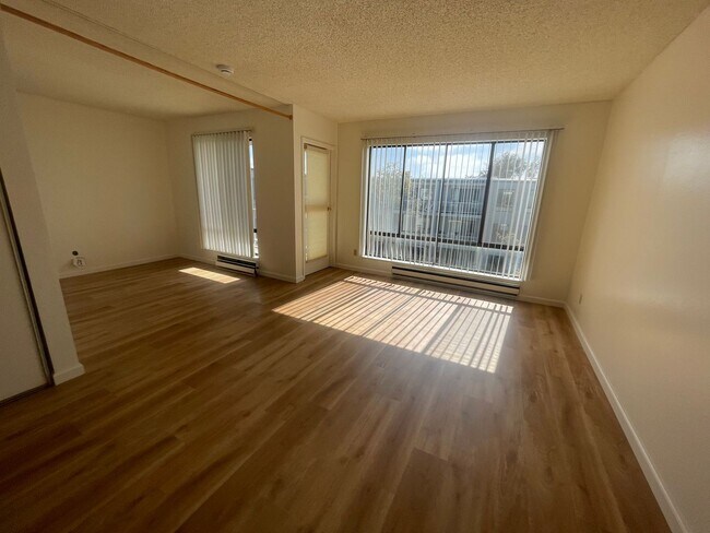 7 Commodore Dr photo 4