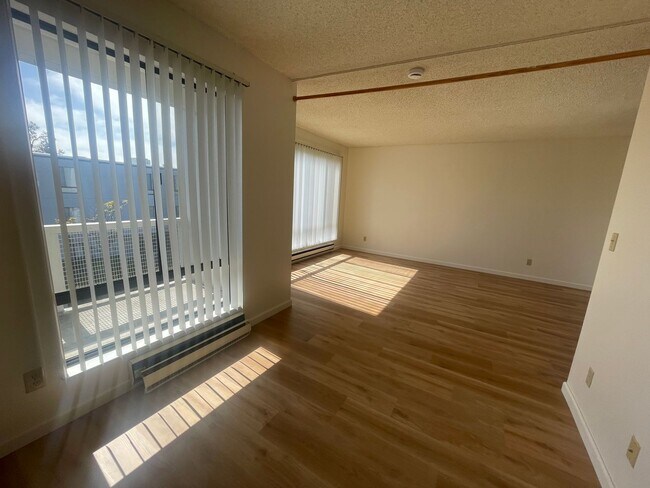 7 Commodore Dr photo 2