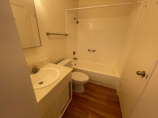 7 Commodore Dr photo 5