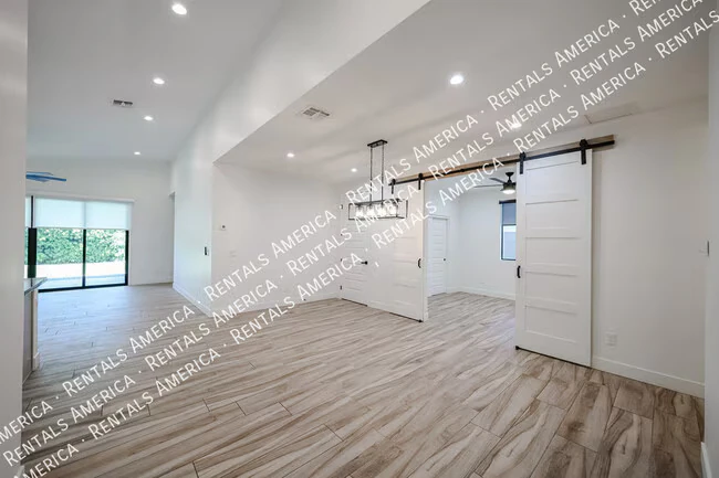 2418 E Amelia Ave Phoenix, AZ 85016 photo 4
