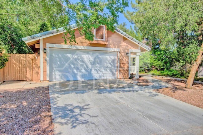1132 E Linda Ln