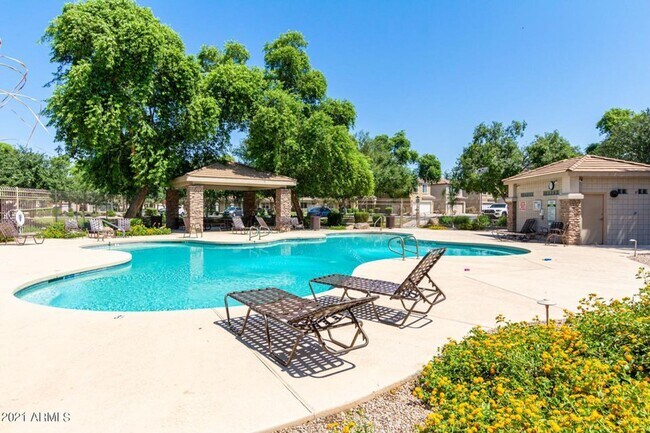 1577 S Hawk Ct Gilbert, AZ 85296 photo 2