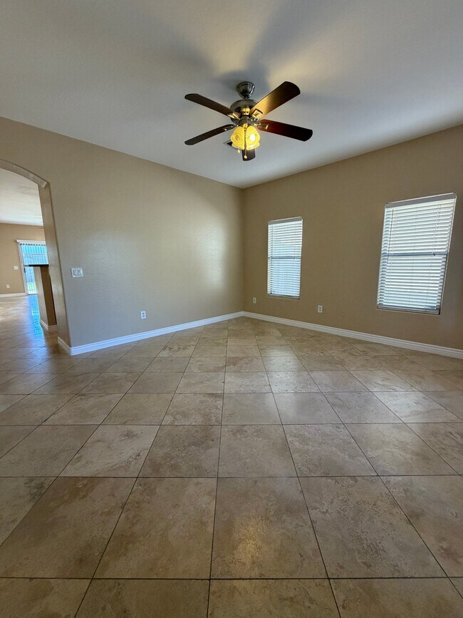3039 E Kings Ave photo 4