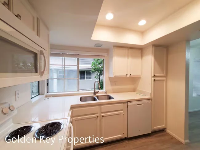 2982 Lexington Cir Carlsbad, CA 92010 photo 5