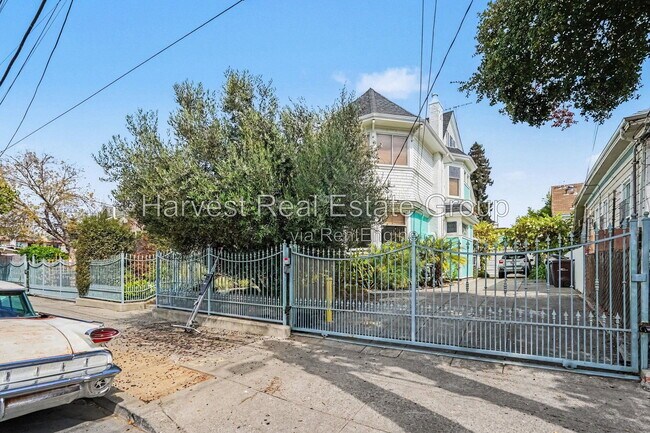 1018 E 17th St Oakland, CA 94606 photo 3