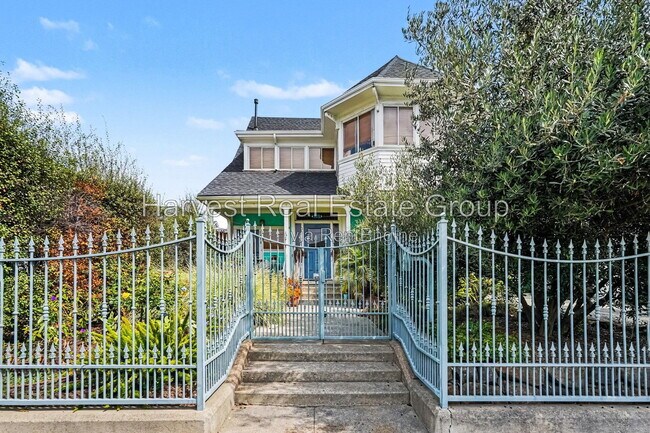 1018 E 17th St Oakland, CA 94606 photo 2