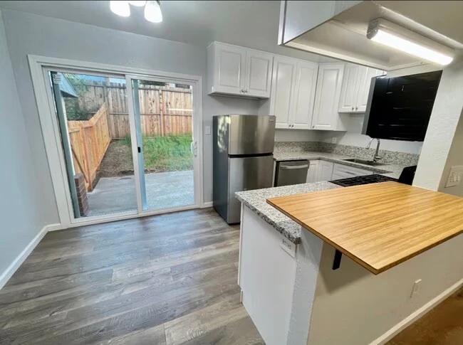1071 W L St Benicia, CA 94510 photo 5