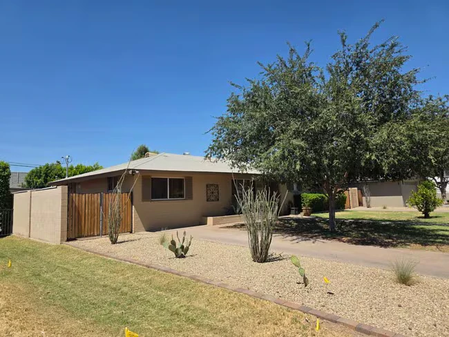 1610 E Palo Verde Dr photo 3