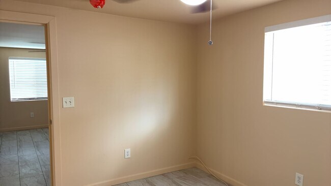 6714 N 54th Ave Glendale, AZ 85301 photo 2