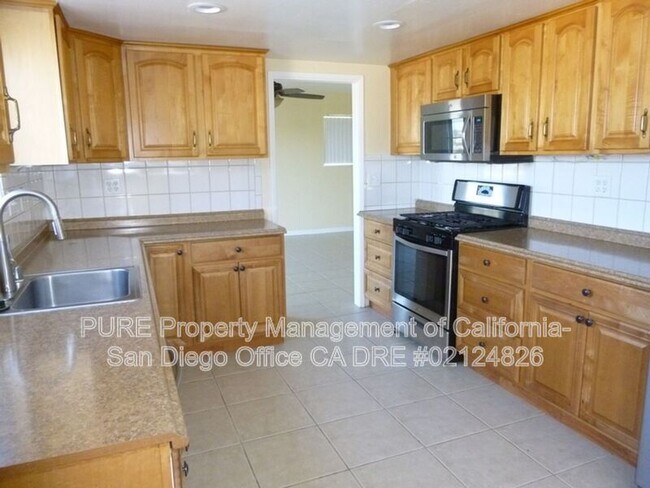 1700 Mountain View Ave Oceanside, CA 92054 photo 5