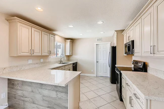 814 W Villa Maria Dr Phoenix, AZ 85023 photo 3