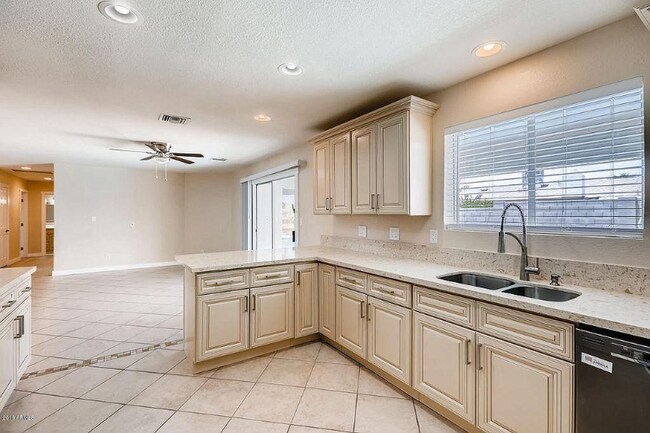 814 W Villa Maria Dr Phoenix, AZ 85023 photo 4