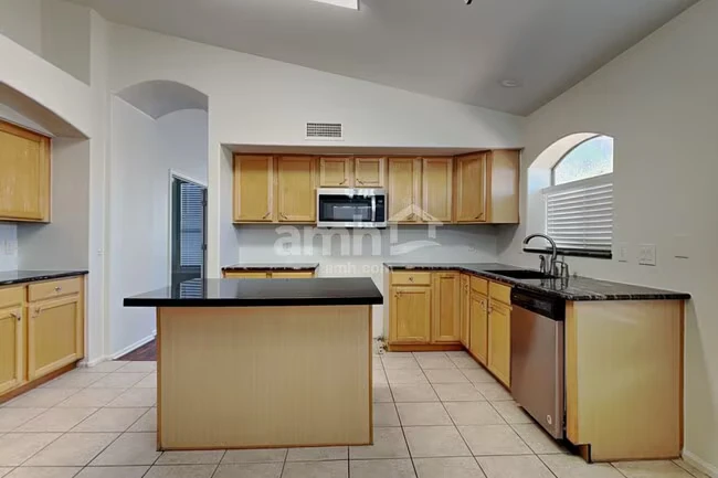 10262 W Patrick Ln Peoria, AZ 85383 photo 3