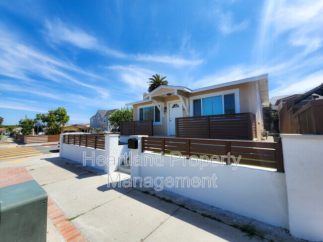 4487 Landis St photo 2