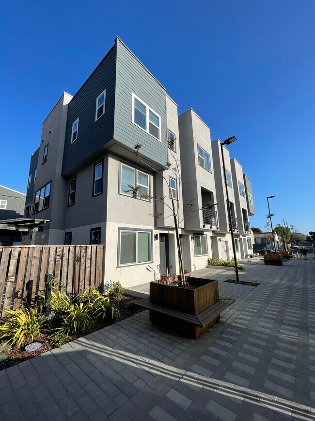 1780 Boxcar Cir Oakland, CA 94607 photo 2