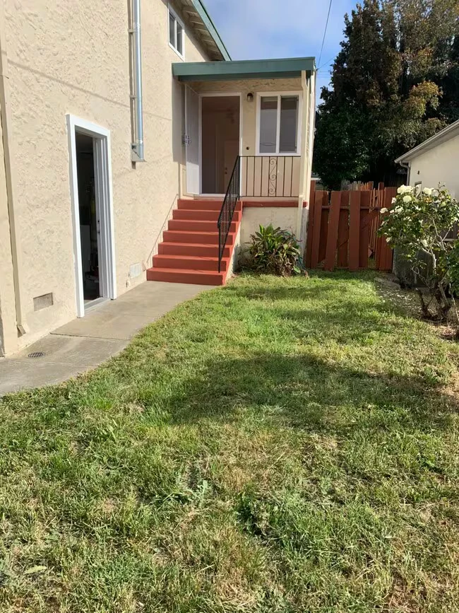 5728 Alameda Ave Richmond, CA 94804 photo 3