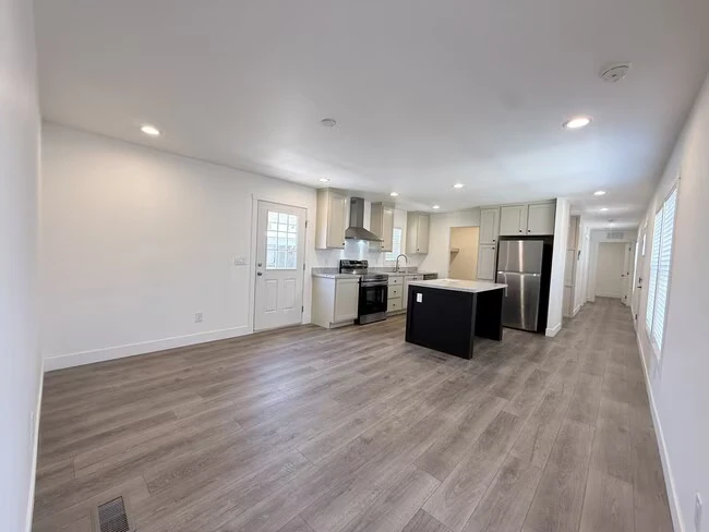 2060 N Center St Mesa, AZ 85201 photo 2