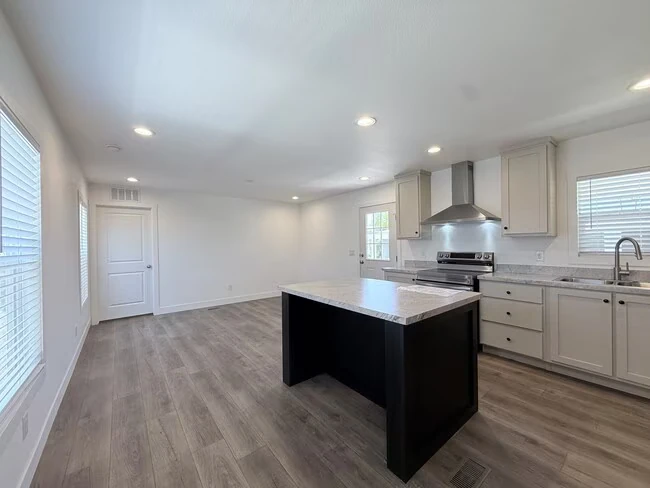 2060 N Center St Mesa, AZ 85201 photo 3