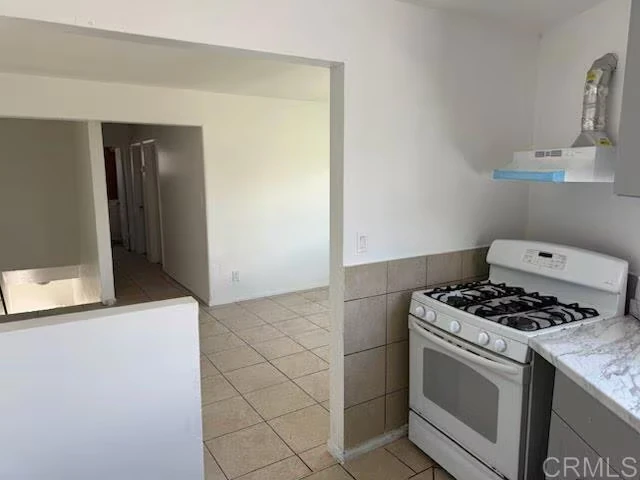3670 Ocean View Blvd San Diego, CA 92113 photo 2