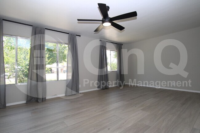 3137 N 33rd Pl Phoenix, AZ 85018 photo 5
