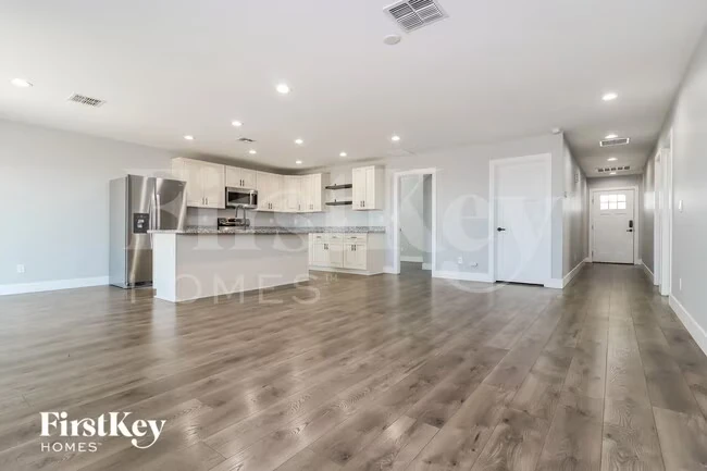 3858 W Tamarisk Ave Phoenix, AZ 85041 photo 4