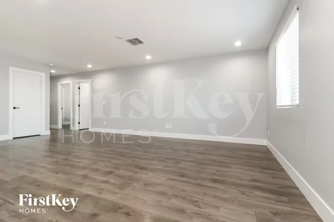 3858 W Tamarisk Ave Phoenix, AZ 85041 photo 5