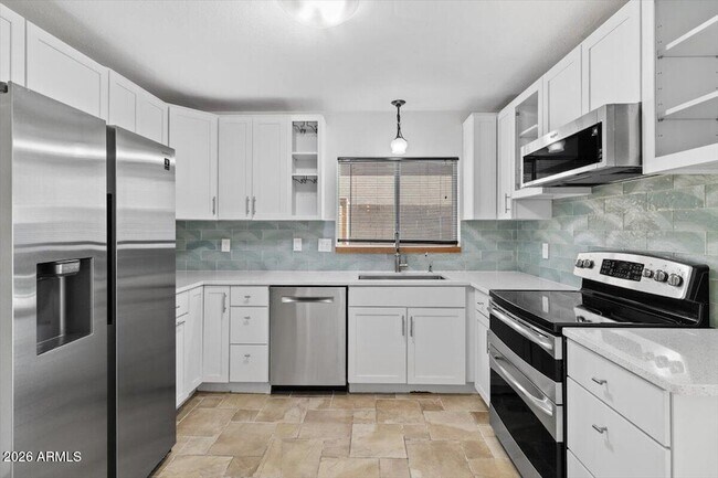 730 N Sycamore photo 2
