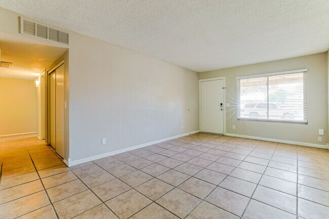562 W Highland St Chandler, AZ 85225 photo 4