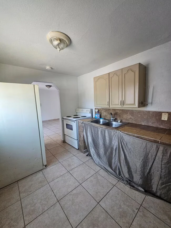 5911 W Lamar Rd Glendale, AZ 85301 photo 2