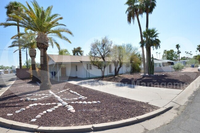 611 E Encanto Dr Tempe, AZ 85281 photo 2