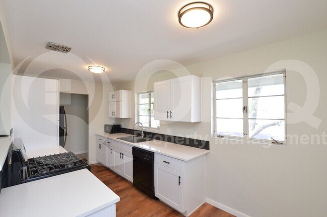 611 E Encanto Dr Tempe, AZ 85281 photo 5