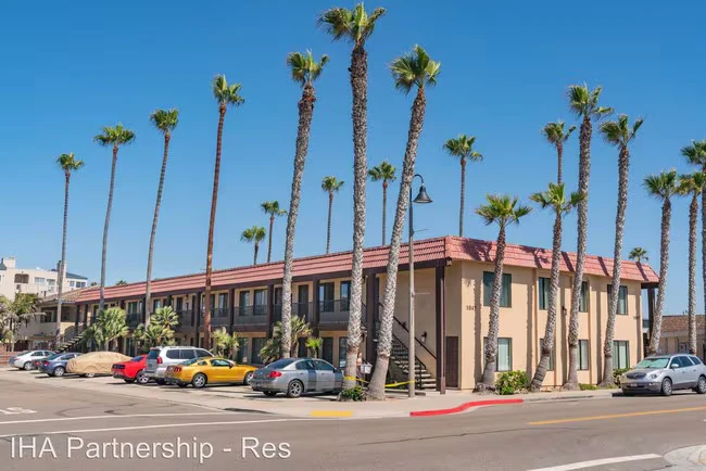 Imperial Palms Apartments photo 2