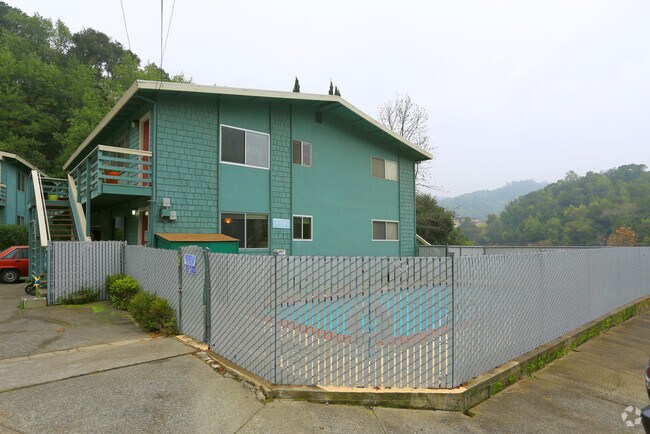 Piper Court Apartments photo 2