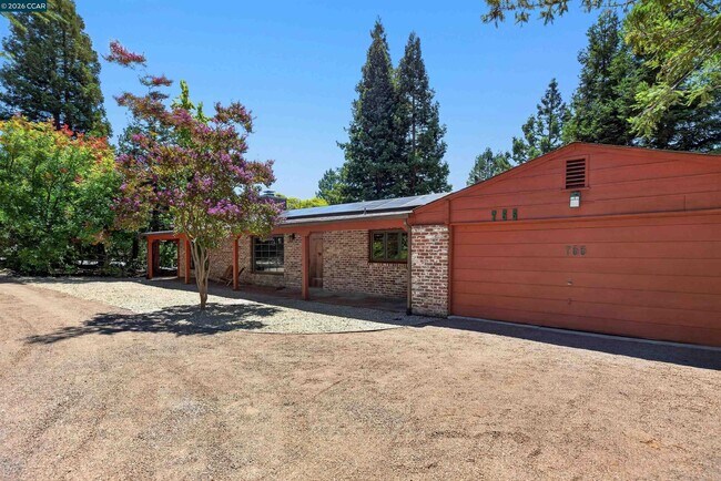 755 Glenside Dr photo 3