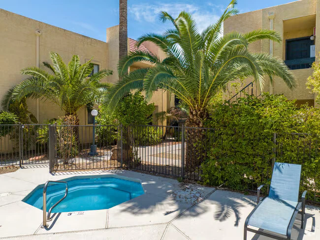 El Diablo Apartments photo 2