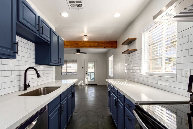 2452 E Amelia Ave Phoenix, AZ 85016 photo 4