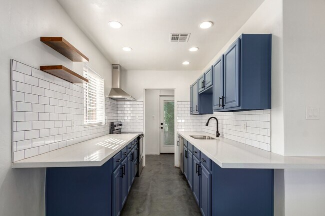 2452 E Amelia Ave Phoenix, AZ 85016 photo 2