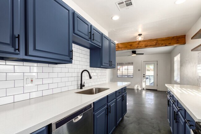2452 E Amelia Ave Phoenix, AZ 85016 photo 5