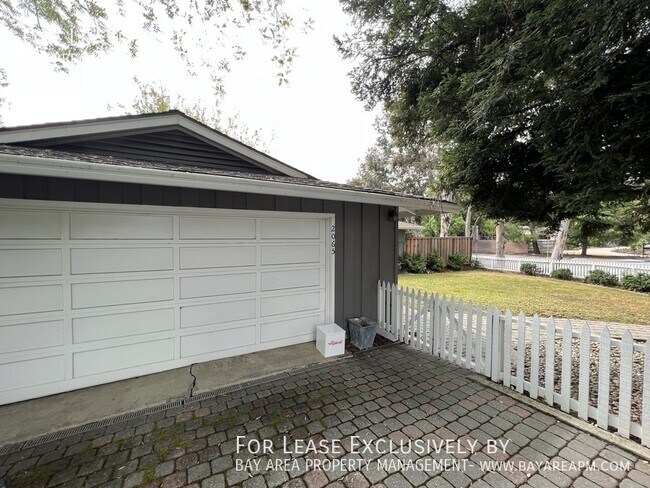 2065 Nassau Dr photo 2