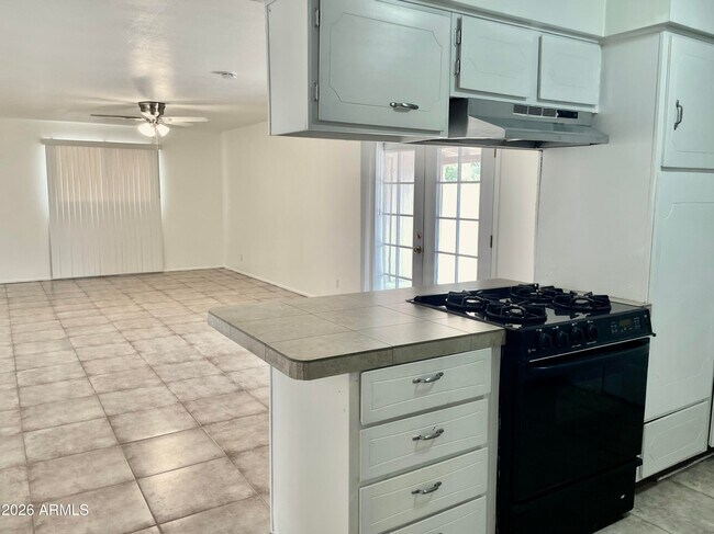 949 W Parkway Blvd Tempe, AZ 85281 photo 5