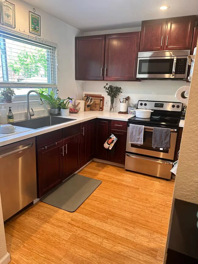 1576 Parkway Dr Rohnert Park, CA 94928 photo 3