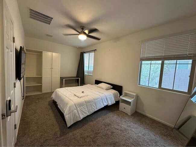 3851 E Balsam Dr Chandler, AZ 85286 photo 2
