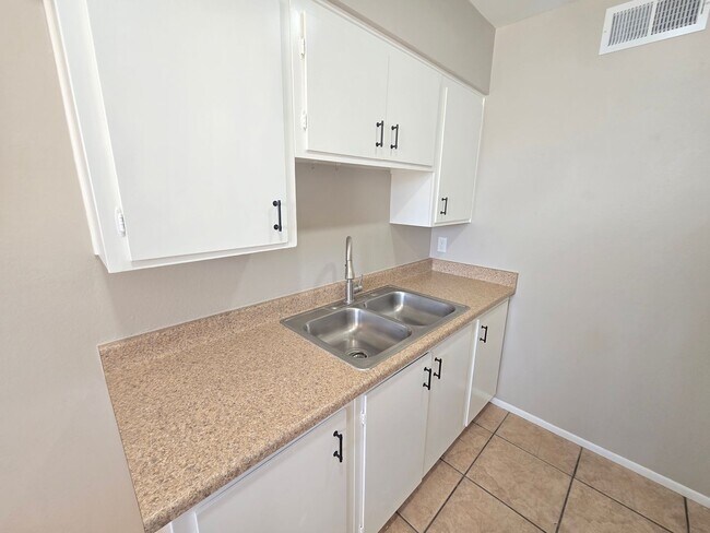 2019 N 49th St Phoenix, AZ 85008 photo 4