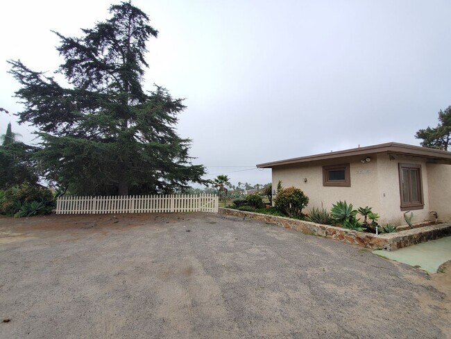 1835 Elevado Rd Vista, CA 92084 photo 3