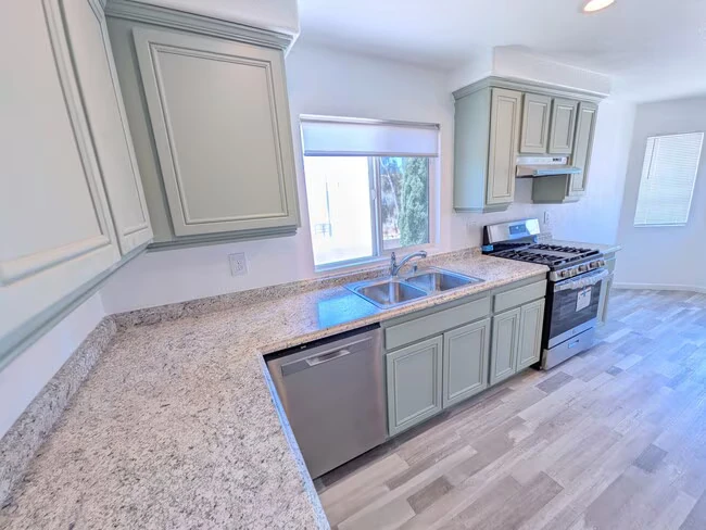 585 Hildale Cir Vista, CA 92083 photo 4