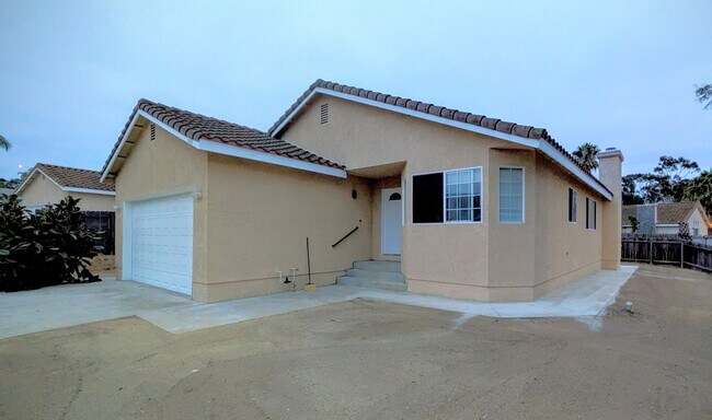 585 Hildale Cir Vista, CA 92083