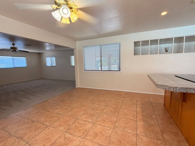 718 E Manhatton Dr Tempe, AZ 85282 photo 4