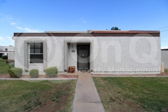 928 E Diamond Dr photo 2