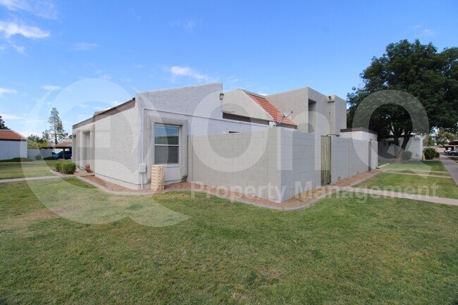 928 E Diamond Dr photo 4