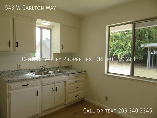 543 W Carlton Way photo 4
